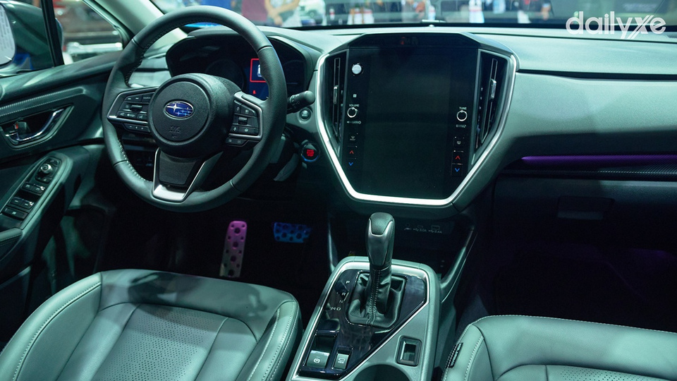 Không gian bên trong xe toát lên vẻ lịch lãm