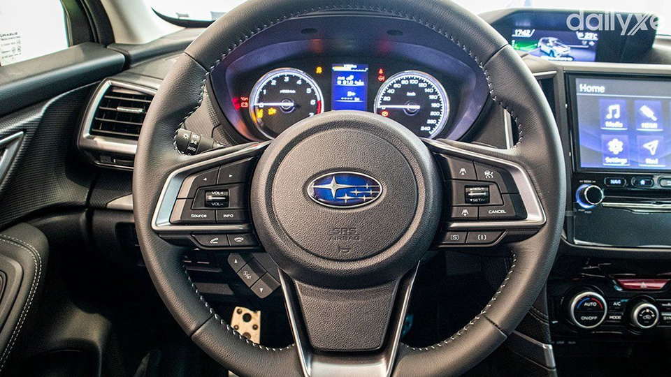 Vô lăng bọc da tích hợp các phím bấm tiện nghi