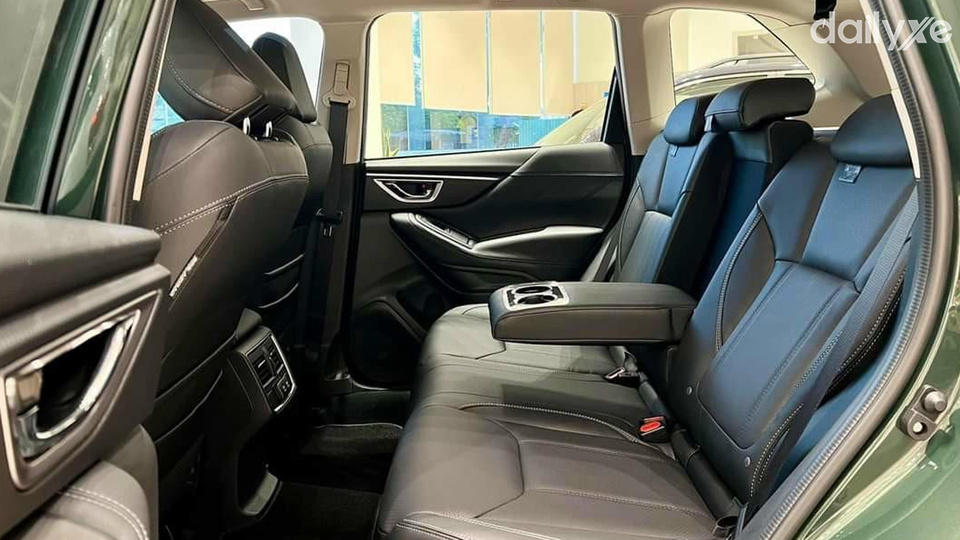 Ghế ngồi êm ái và nhiều chức năng điều khiển