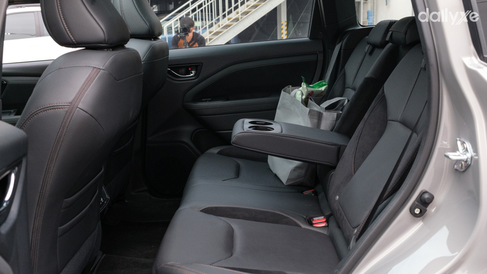 Hàng ghế thứ hai rộng rãi và linh hoạt