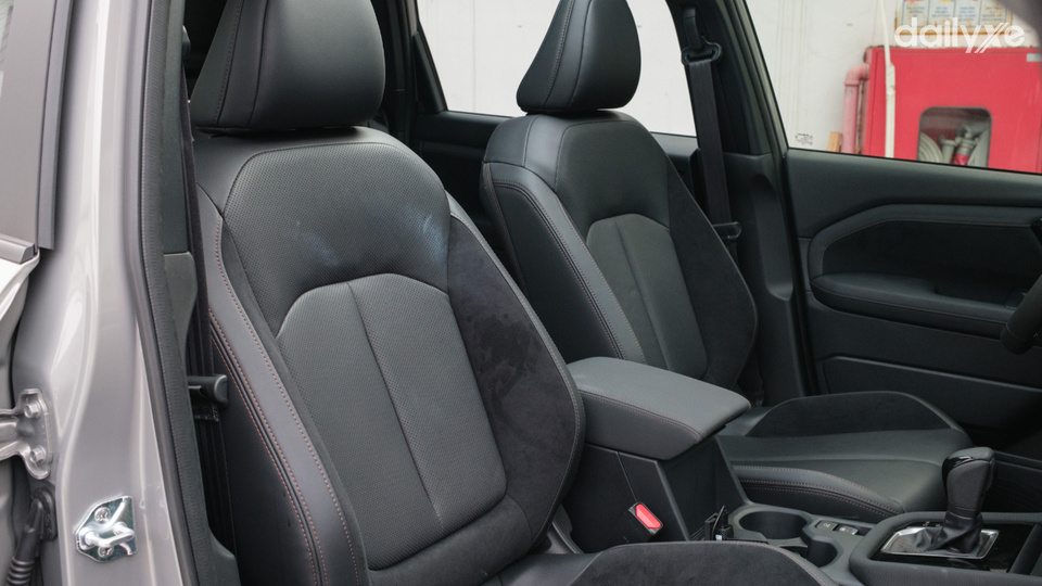 Ghế ngồi êm ái và nhiều chức năng điều khiển