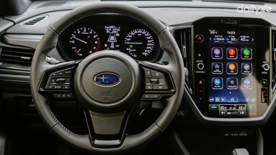 Vô lăng bọc da tích hợp các phím bấm tiện nghi