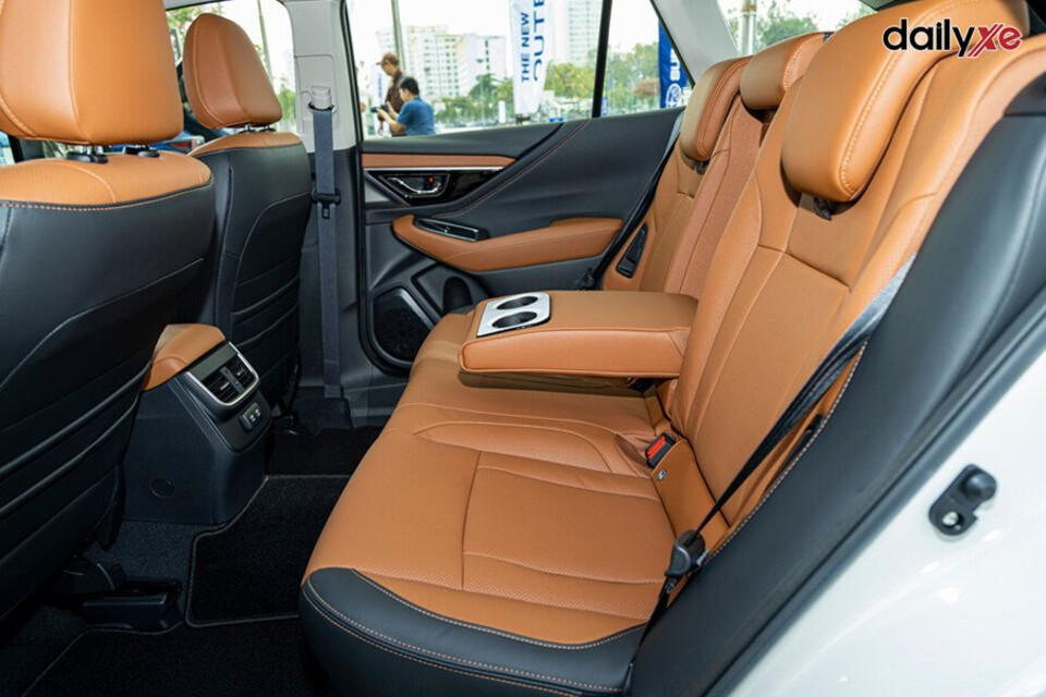 Hàng ghế sau rộng rãi