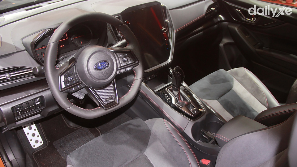 Khoang lái của Subaru WRX được thiết kế những đường nét thể thao