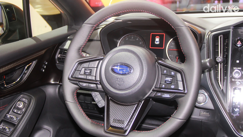 Vô lăng bọc da sang trọng