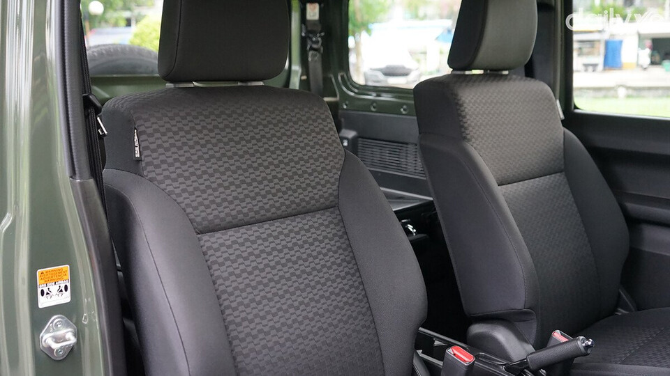 Ghế ngồi được bọc nỉ êm ái