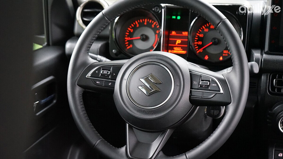 Vô lăng Suzuki Jimny được bọc da mang đến cảm giác êm ái khi cầm nắm