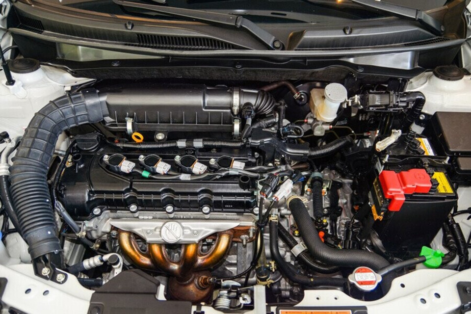 Sử dụng động cơ xăng 1.2L, 4 xy lanh Sử dụng động cơ xăng 1.2L, 4 xy lanh