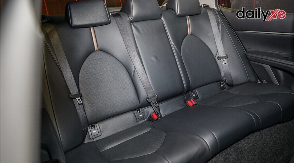 Hàng ghế sau rộng rãi Hàng ghế sau rộng rãi