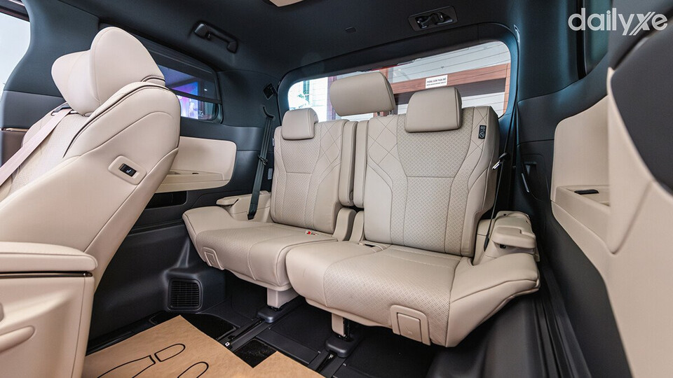 Ghế ngồi trên Toyota Alphard được bọc da cao cấp