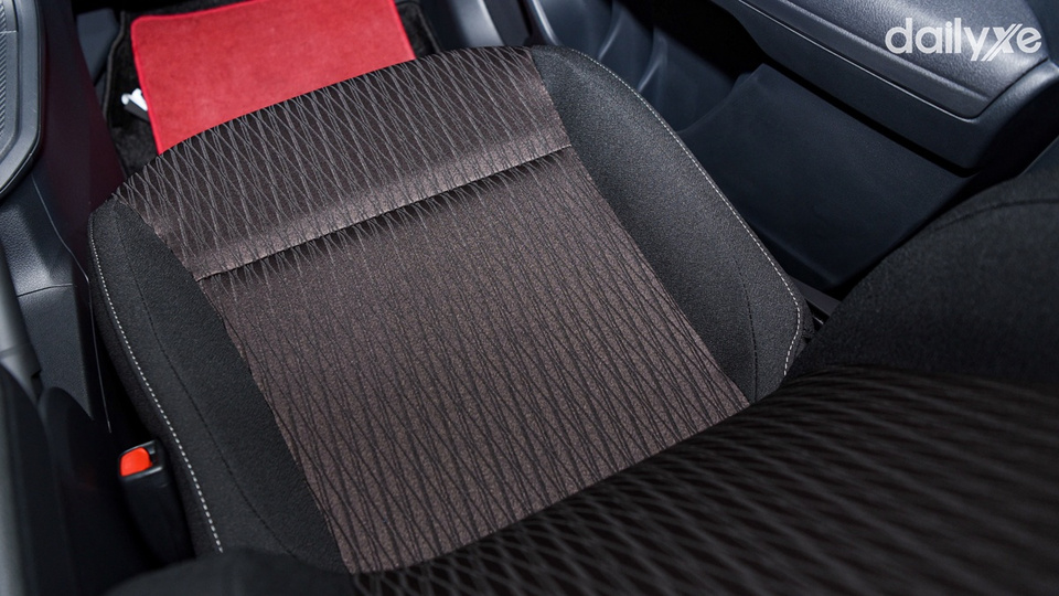 Ghế ngồi êm ái, sử dụng chất liệu nỉ thoáng đãng