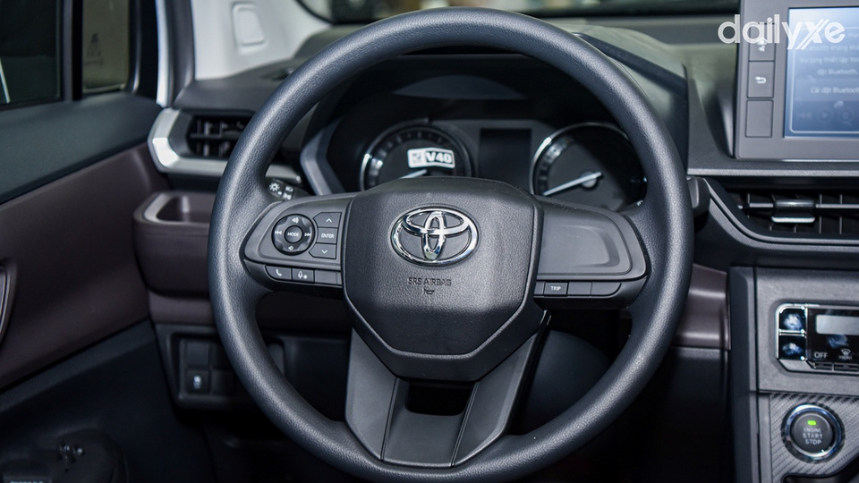 Vô lăng ba chấu sử dụng chất liệu Urethane bền bỉ