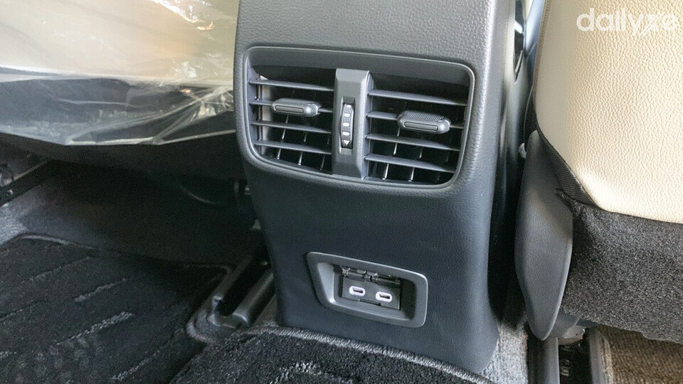 Trang bị cửa gió điều hòa hàng ghế sau