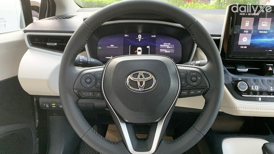 ay lái xe Toyota Corolla Altis 1.8G bọc da 3 chấu, đầy đủ các phím bấm chức năng