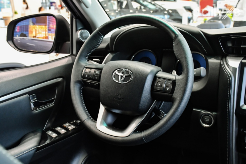 Vô lăng ba chấu bọc da êm ái khi cầm nắm