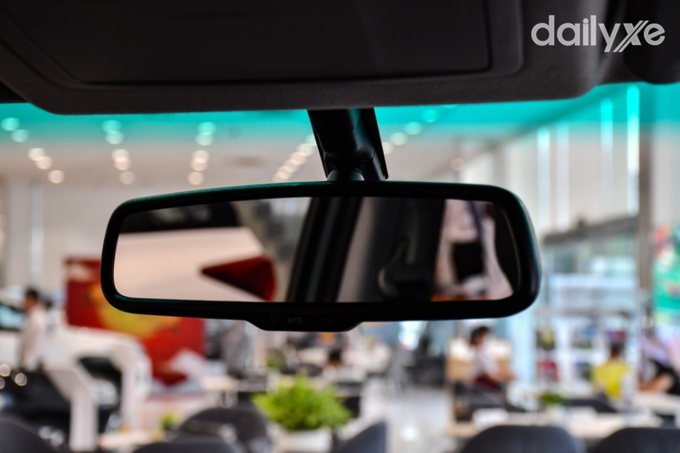 Gương chiếu hậu trong