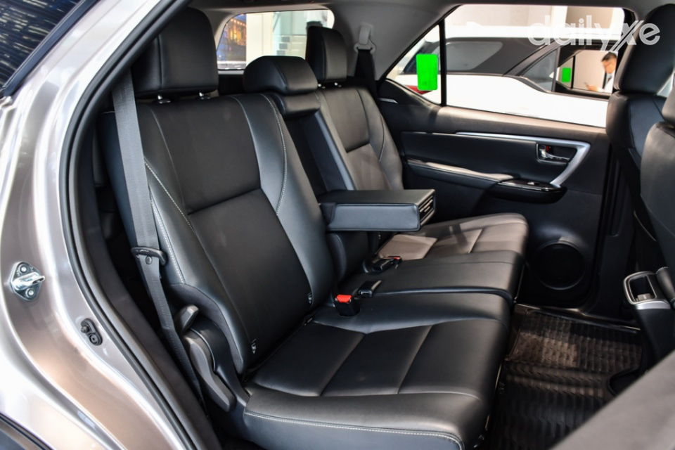 Hàng ghế sau rộng rãi ngồi thoải mái