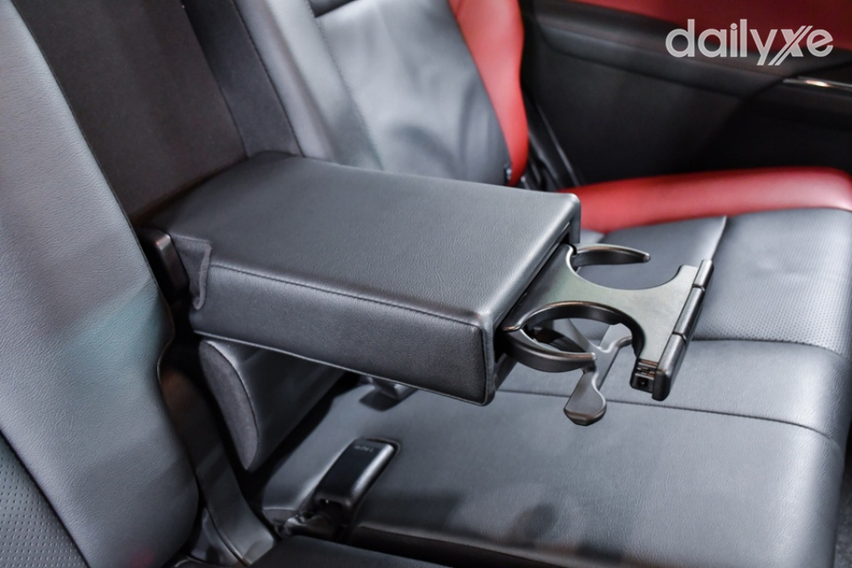 Bệ tựa tay tích hợp hốc để ly hàng ghế sau