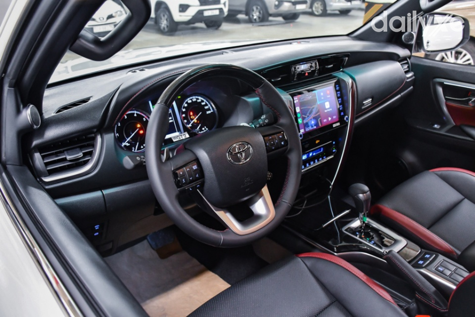 Khoang lái trang bị tiện nghi hiện đại