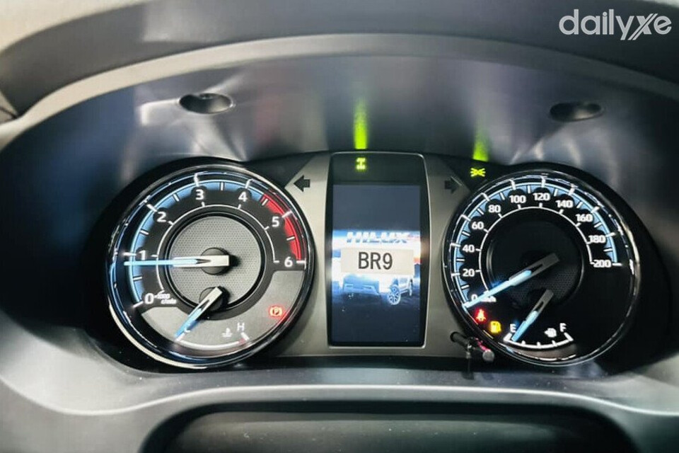 Toyota Hilux sở hữu bảng đồng hồ táp lô sắc nét cùng màn hình hiển thị đa thông tin TFT 4.2 inch