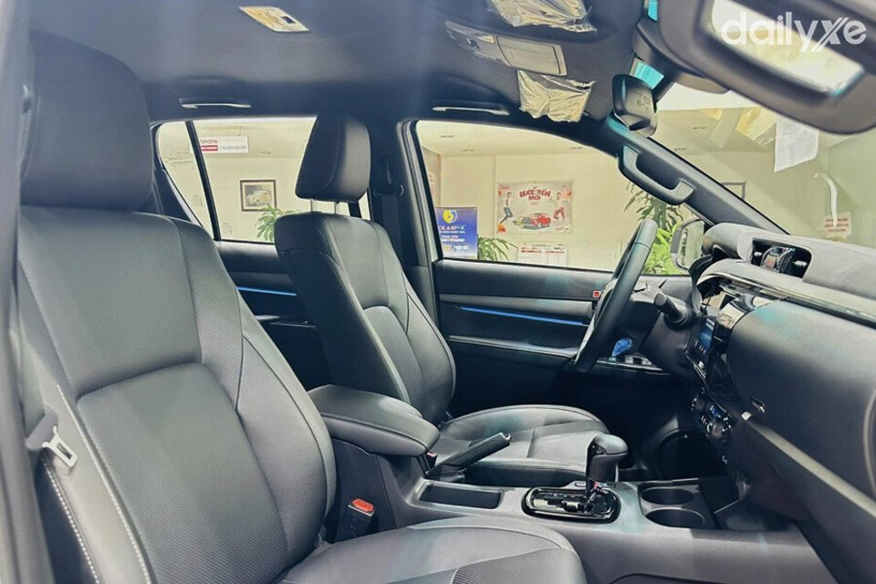 Ghế ngồi bọc nỉ hoặc da tùy phiên bản