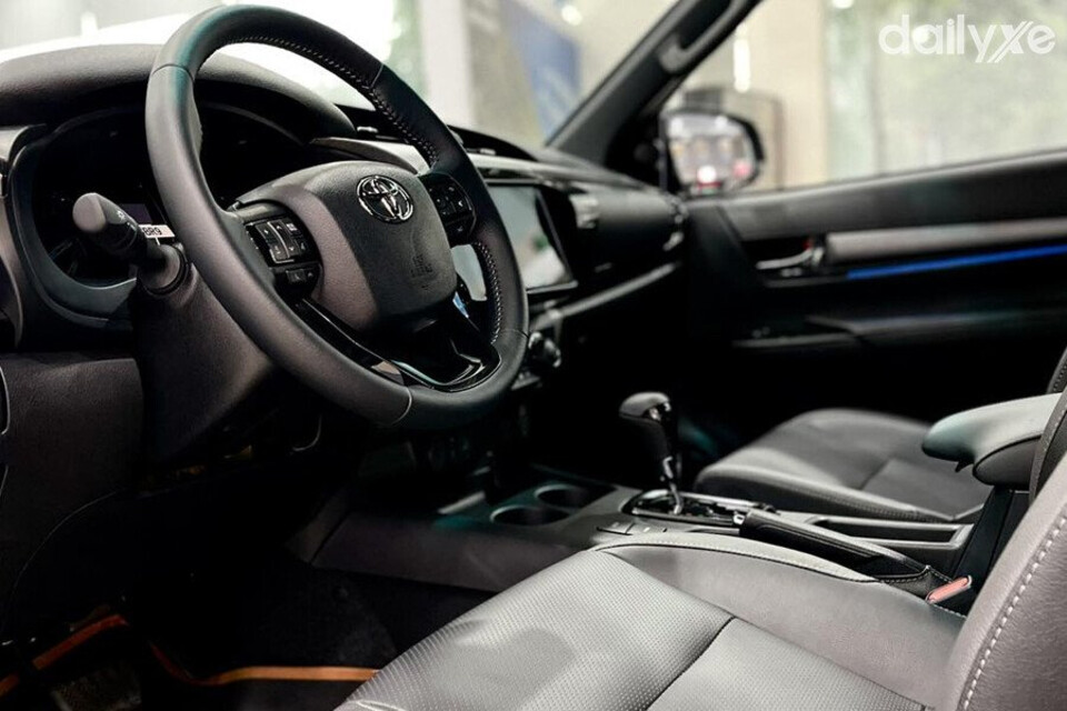 Nội thất xe rộng rãi, hiện đại, thiết kế thể thao với đầy đủ tiện nghi