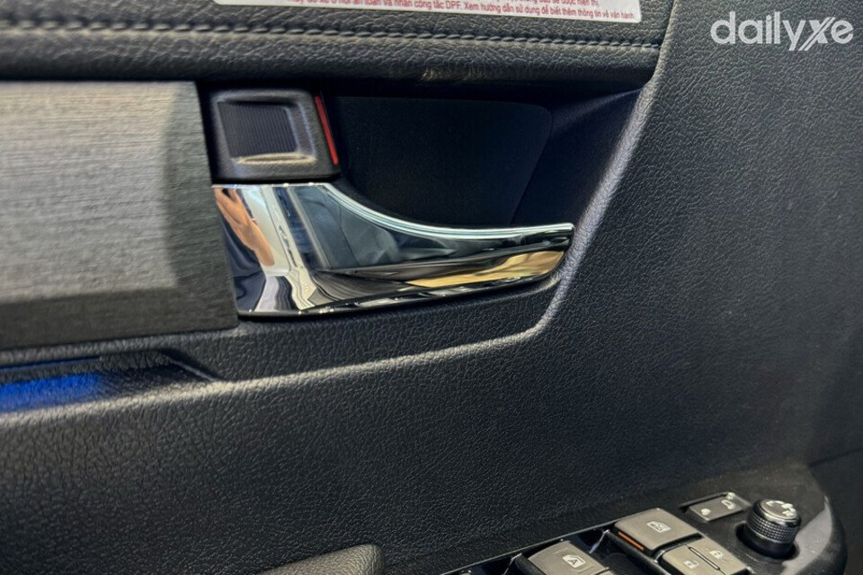 Tay nắm cửa trong mạ crom sang trọng