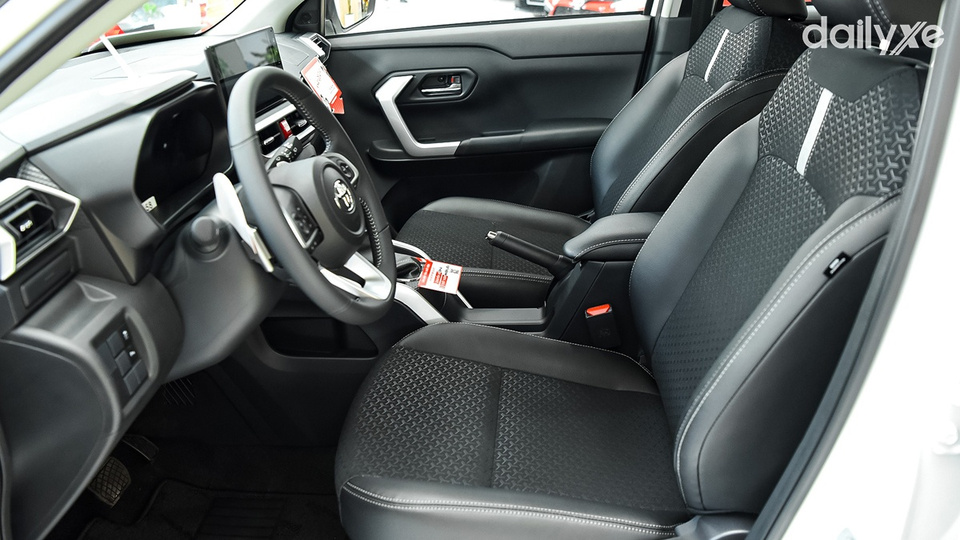 Ghế ngồi sử dụng chất liệu êm ái và thoáng đãng