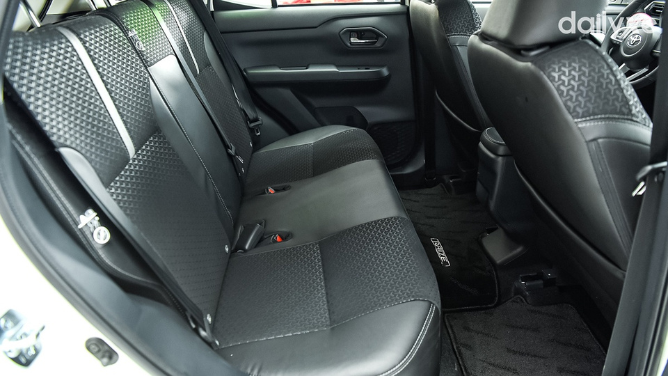 Hàng ghế sau rộng rãi, để chân thoải mái