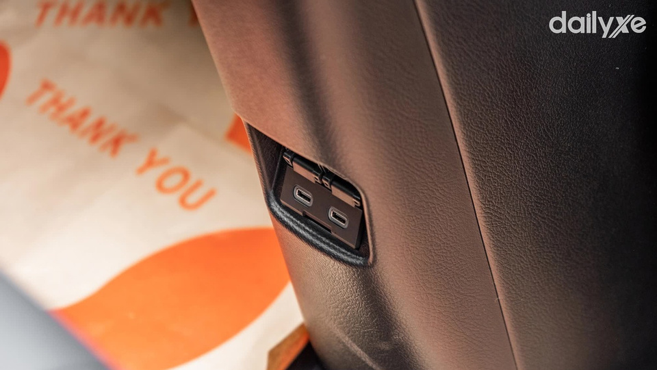 Trang bị cổng sạc USB ở hàng ghế sau