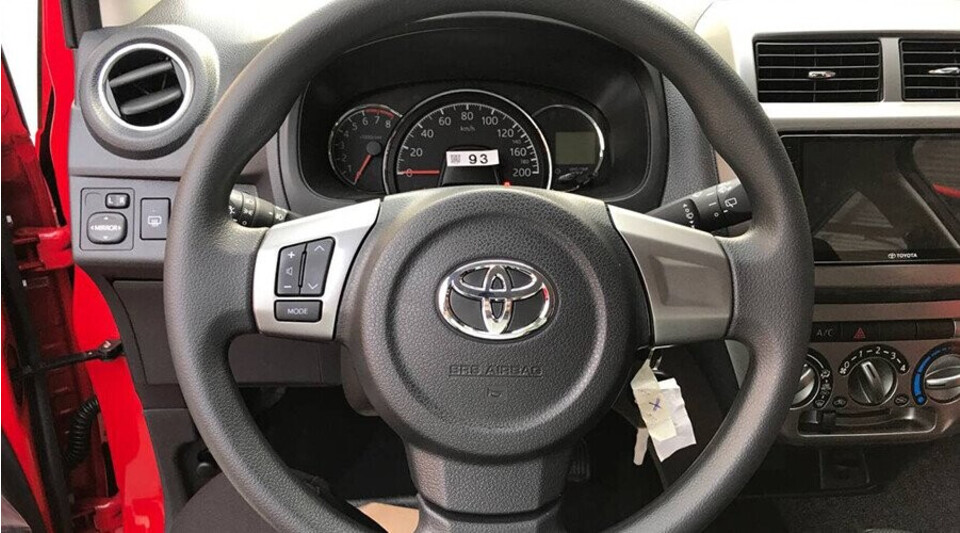 Tay lái Wigo tích hợp nút điều khiển