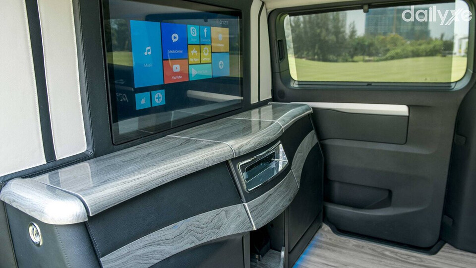 Màn hình giải trí 32 inch tại vị trí hàng ghế sau Màn hình giải trí 32 inch tại vị trí hàng ghế sau