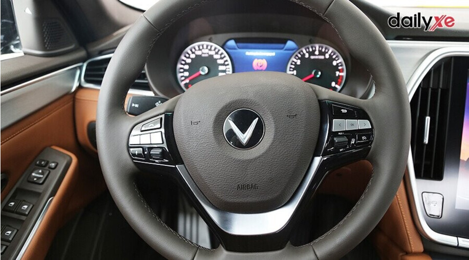 Vô lăng bọc da cao cấp, tích hợp nút điều khiển Vô lăng bọc da cao cấp, tích hợp nút điều khiển