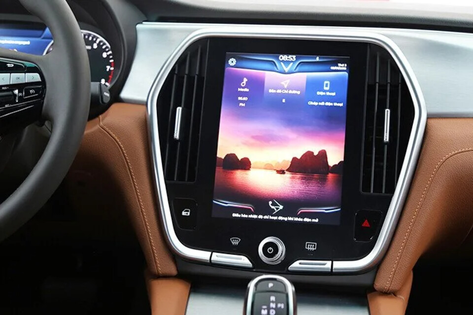 Màn hình giải trí trung tâm cảm ứng siêu nhạy với kích thước 10,5 inch. Màn hình giải trí trung tâm cảm ứng siêu nhạy với kích thước 10,5 inch.