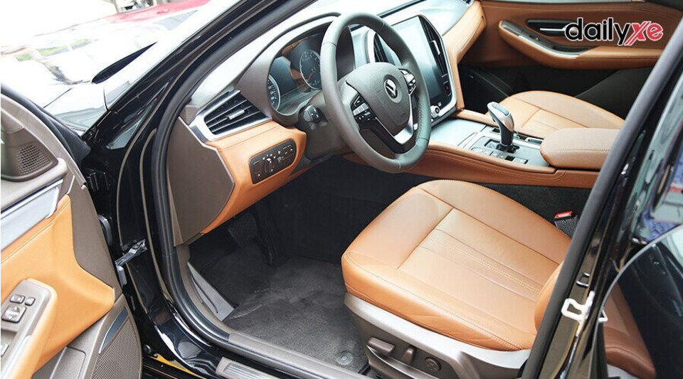 Nội thất xe sử dụng tông màu cam pha xám đen vừa nổi bật, vừa ấm áp Nội thất xe sử dụng tông màu cam pha xám đen vừa nổi bật, vừa ấm áp