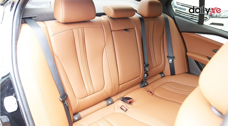 Hàng ghế sau rộng rãi Hàng ghế sau rộng rãi
