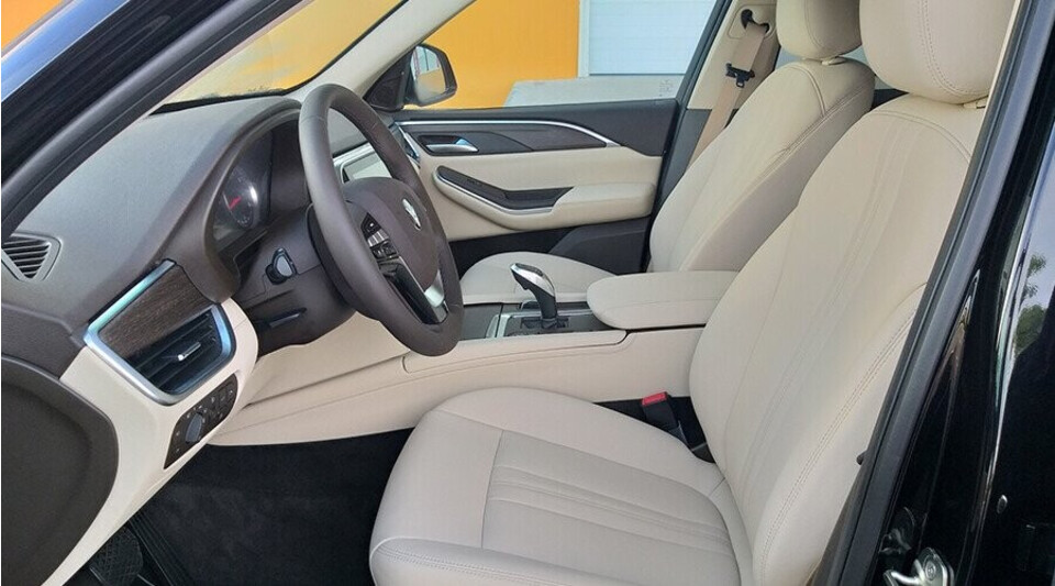 Khoang lái Lux SA2.0 rộng rãi