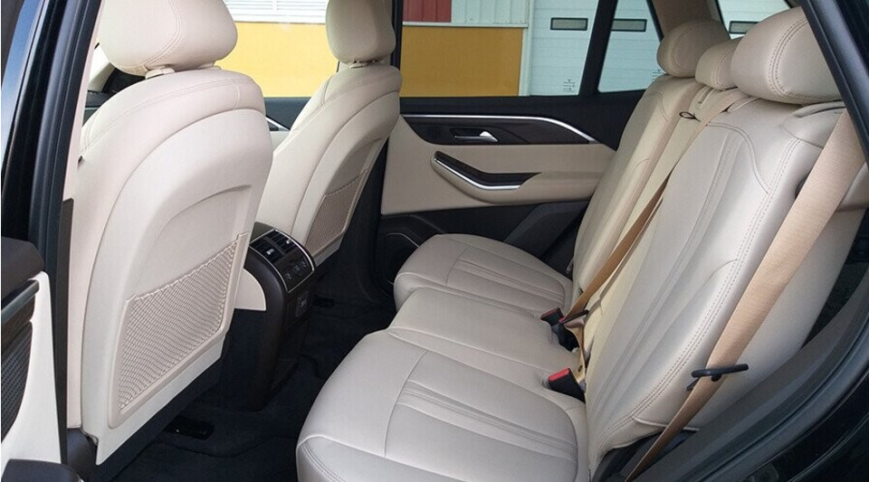 Hàng ghế sau Lux SA2.0 bọc da cao cấp sang trọng
