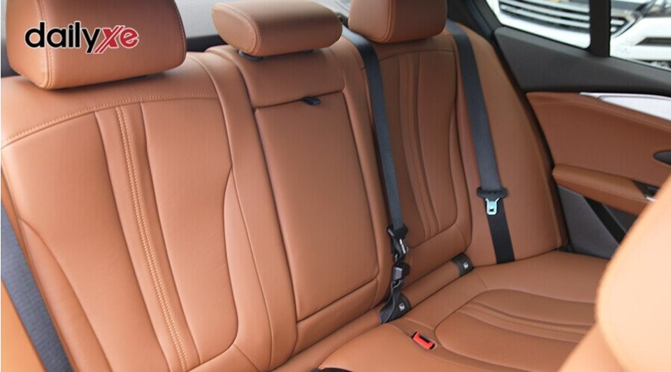 Hàng ghế sau rộng rãi