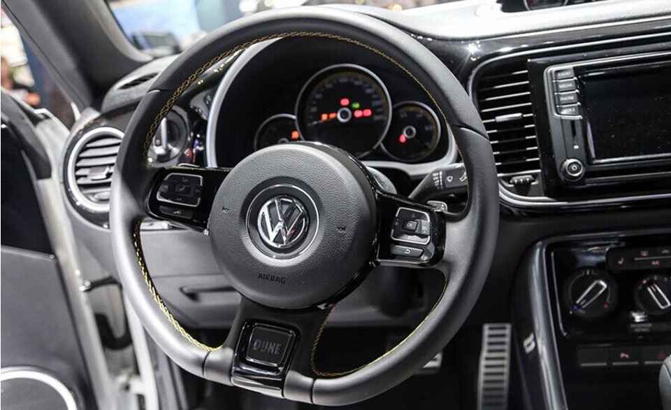 Vô lăng bọc da thể thao tích hợp với các phím đa chức năng