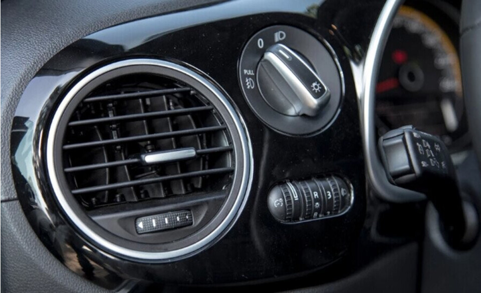 Cửa gió điều hòa sơn đen và viền crôm xung quanh