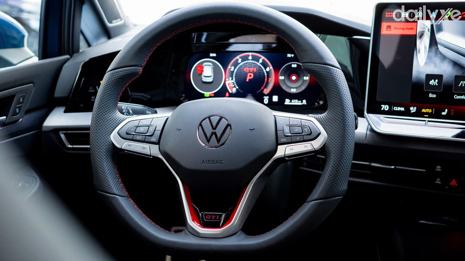 Vô lăng tích hợp các phím điều khiển tiện lợi