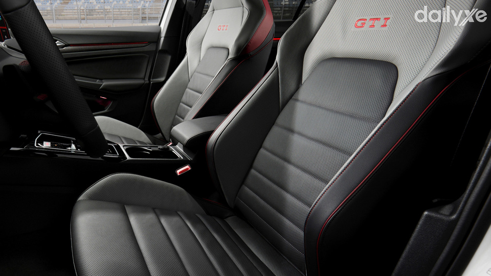 Ghế ngồi bọc da êm ái và nhiều chức năng