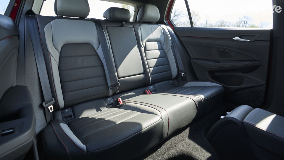 Hàng ghế sau rộng rãi