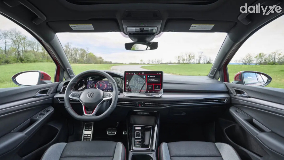 Nội thất xe rộng rãi và đầy đủ tiện nghi hiện đại