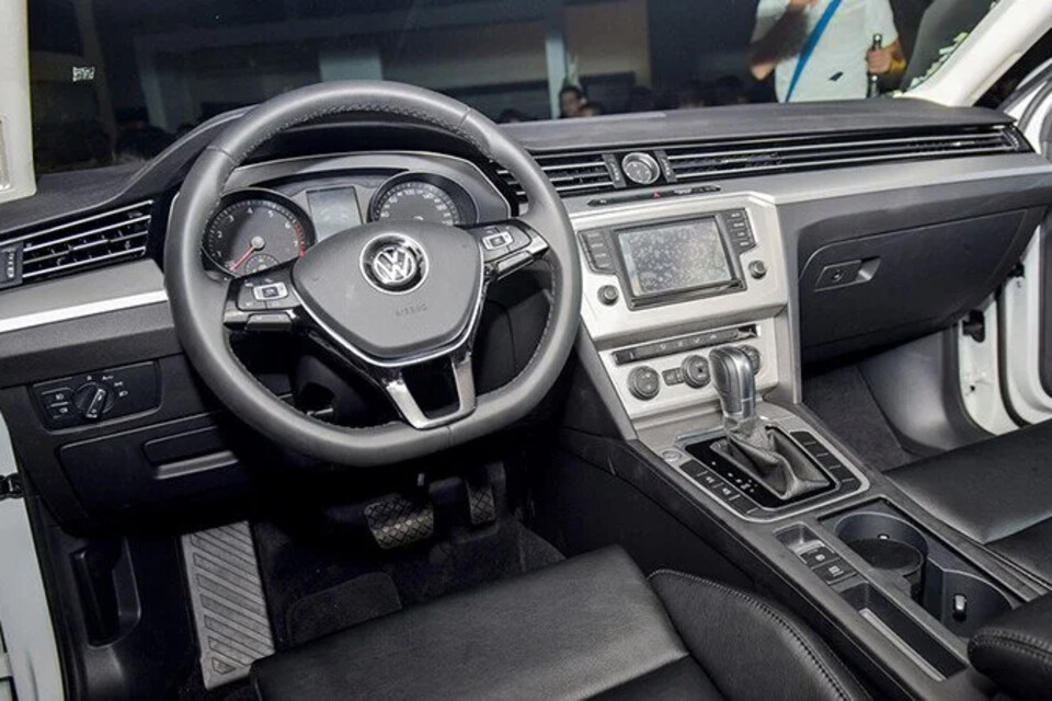 Tay lái bọc da thể thao ba chấu tích hợp với các phím đa chức năng Tay lái bọc da thể thao ba chấu tích hợp với các phím đa chức năng