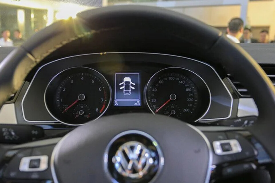 Đồng hồ hiển thị thời gian Analog nằm phía trên màn hình trung tâm Đồng hồ hiển thị thời gian Analog nằm phía trên màn hình trung tâm