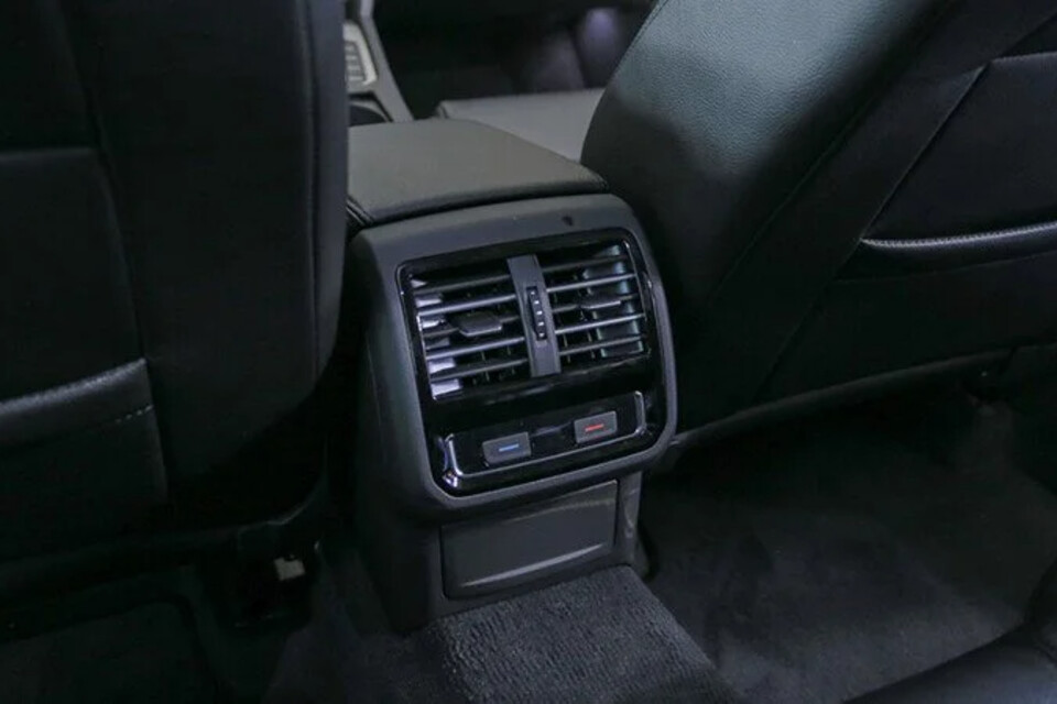 Cụm điều chỉnh nhiệt độ riêng cho hàng ghế sau    Cụm điều chỉnh nhiệt độ riêng cho hàng ghế sau