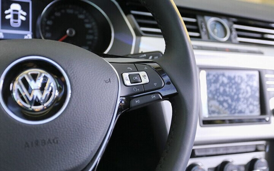 Vô lăng tích hợp các phím đa chức năng và kết nối điện thoại Bluetooth Vô lăng tích hợp các phím đa chức năng và kết nối điện thoại Bluetooth