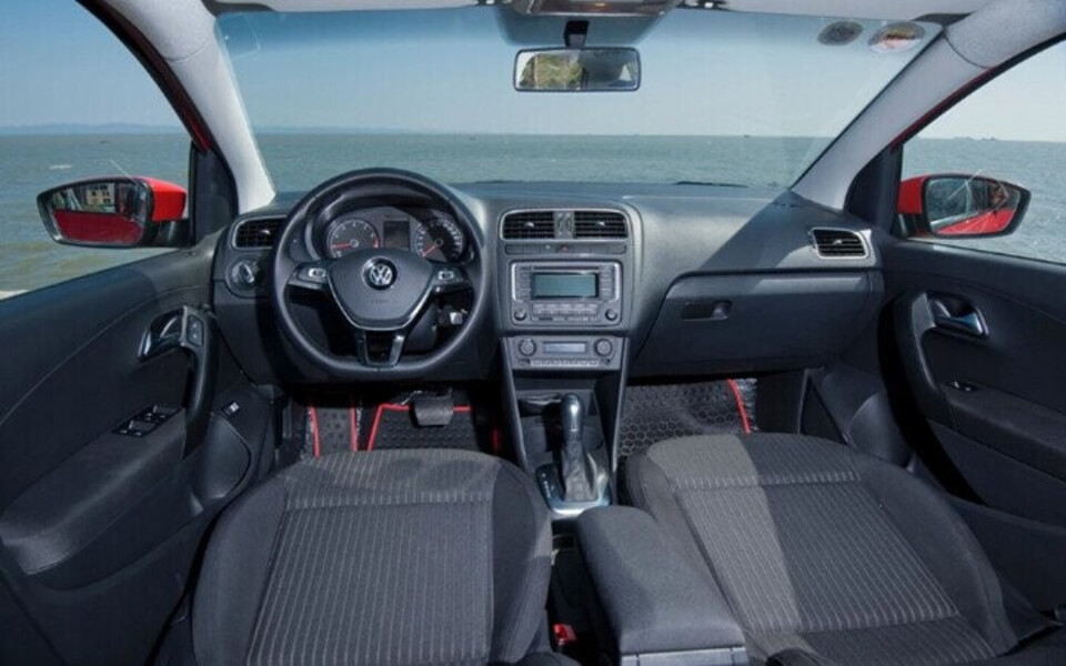 Tay lái bọc da ba chấu tích hợp với các phím đa chức năng.